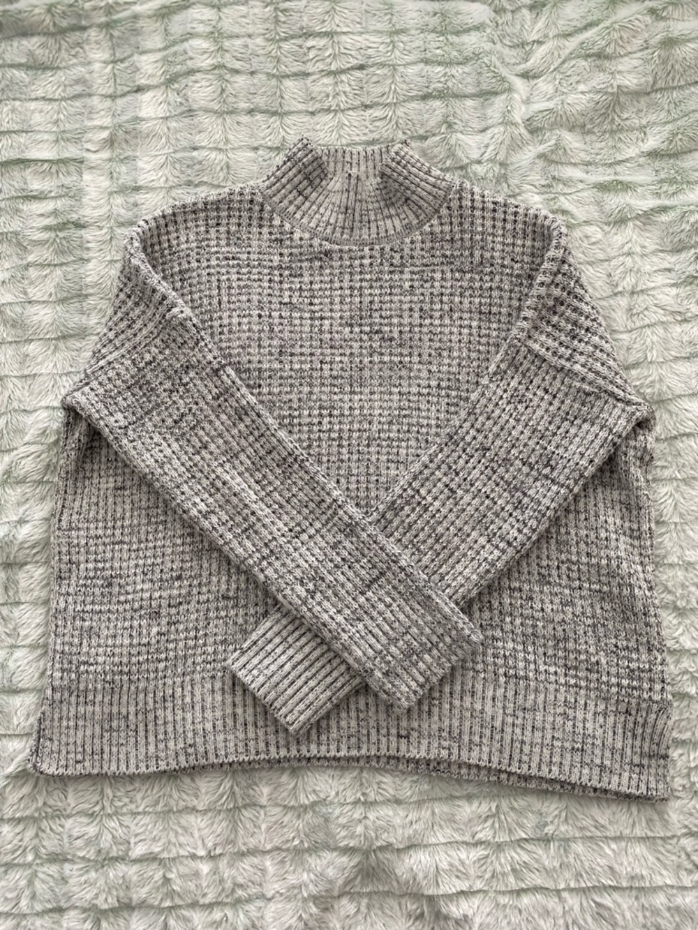 BDG Women’s Gray Mock Neck Ribbed Sweater — Small